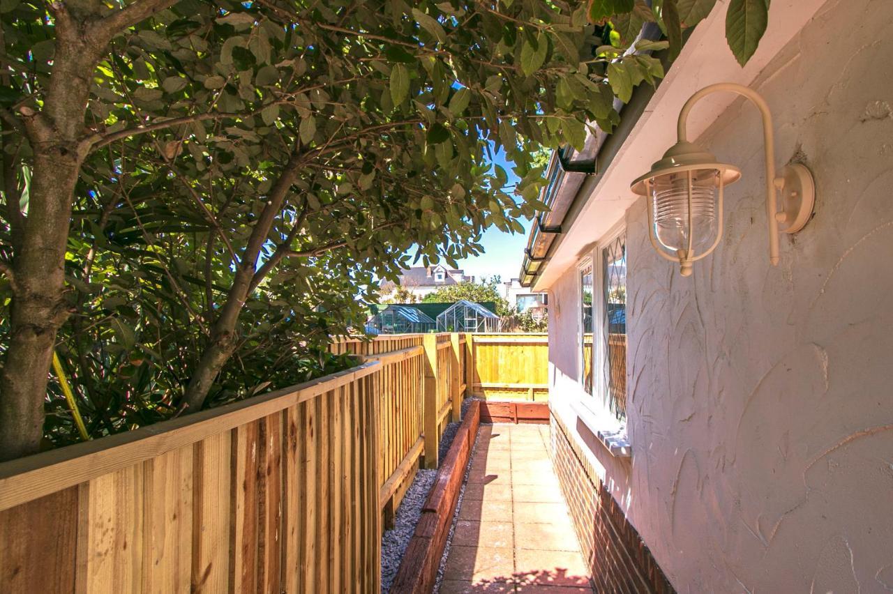 The Annex - Unparalleled Beach Front Luxury Accommodation - Private South West Facing Patio Area - Pet Friendly - Sky - Netflix - Super Fast Wi-Fi - Stones Throw To The Beach Bournemouth Exterior foto