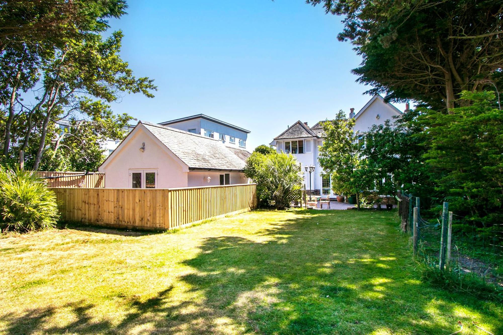 The Annex - Unparalleled Beach Front Luxury Accommodation - Private South West Facing Patio Area - Pet Friendly - Sky - Netflix - Super Fast Wi-Fi - Stones Throw To The Beach Bournemouth Exterior foto